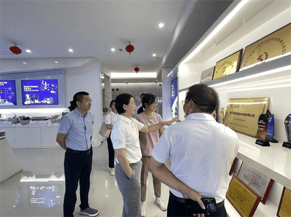 張書記一行聽取了我司領(lǐng)導(dǎo)關(guān)于四信發(fā)展歷程、技術(shù)創(chuàng)新、市場發(fā)展、產(chǎn)品研發(fā)能力等情況1