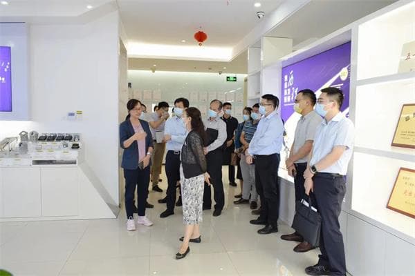 廈門市副市長張志紅帶領(lǐng)市工信局、火炬管委會和集美區(qū)政府等有關(guān)單位負(fù)責(zé)同志蒞臨四信，對四信現(xiàn)階段科技成果、未來發(fā)展規(guī)劃等情況進(jìn)行調(diào)研，我司領(lǐng)導(dǎo)熱情接待，充分展示四信在物聯(lián)網(wǎng)行業(yè)的領(lǐng)先優(yōu)勢。